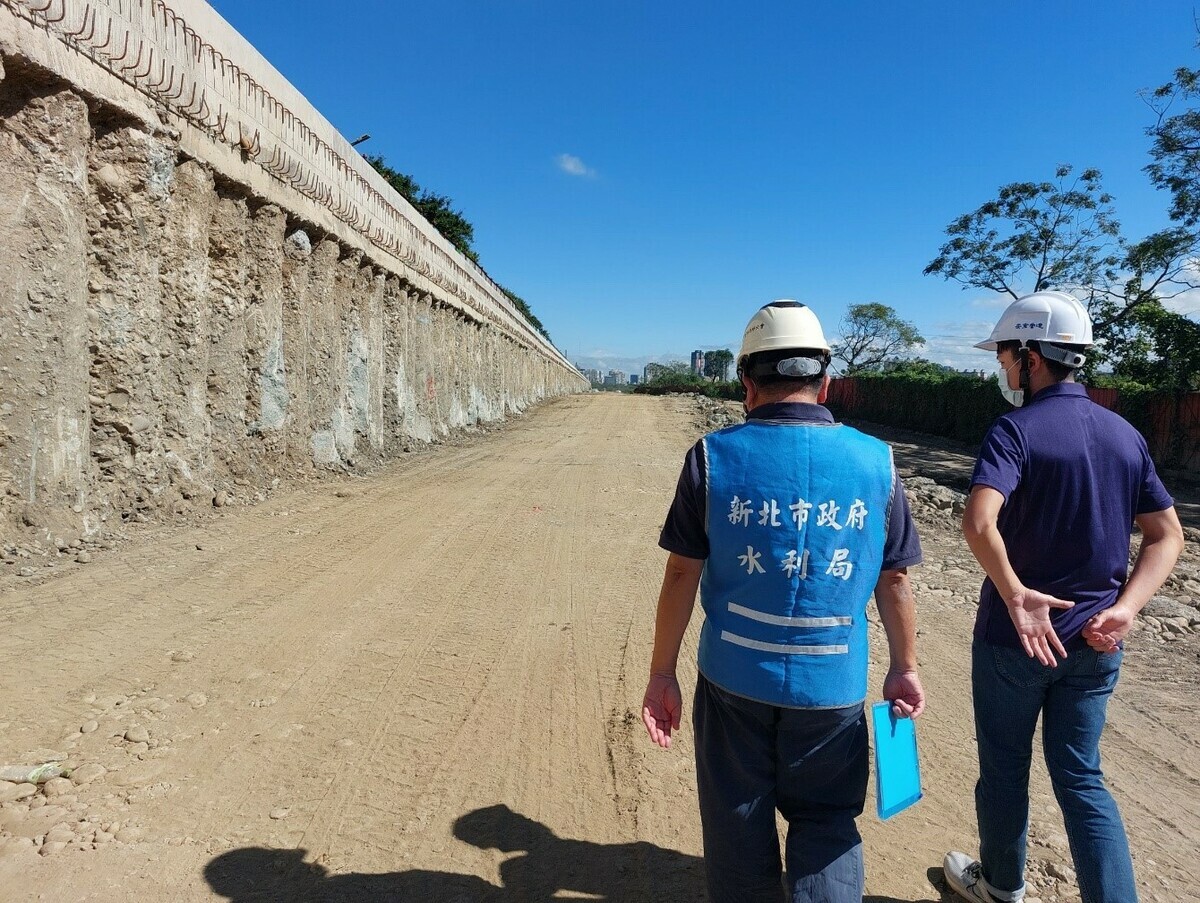 大漢溪堤外水岸廊道串聯暨周邊環境改善工程案會同技師查核。 圖：新北市水利局提供