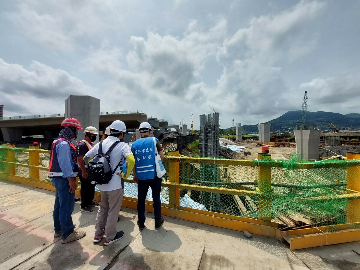 淡江大橋及其連絡道5K+000~7K+035新建工程案會同技師查核。 圖：新北市水利局／提供