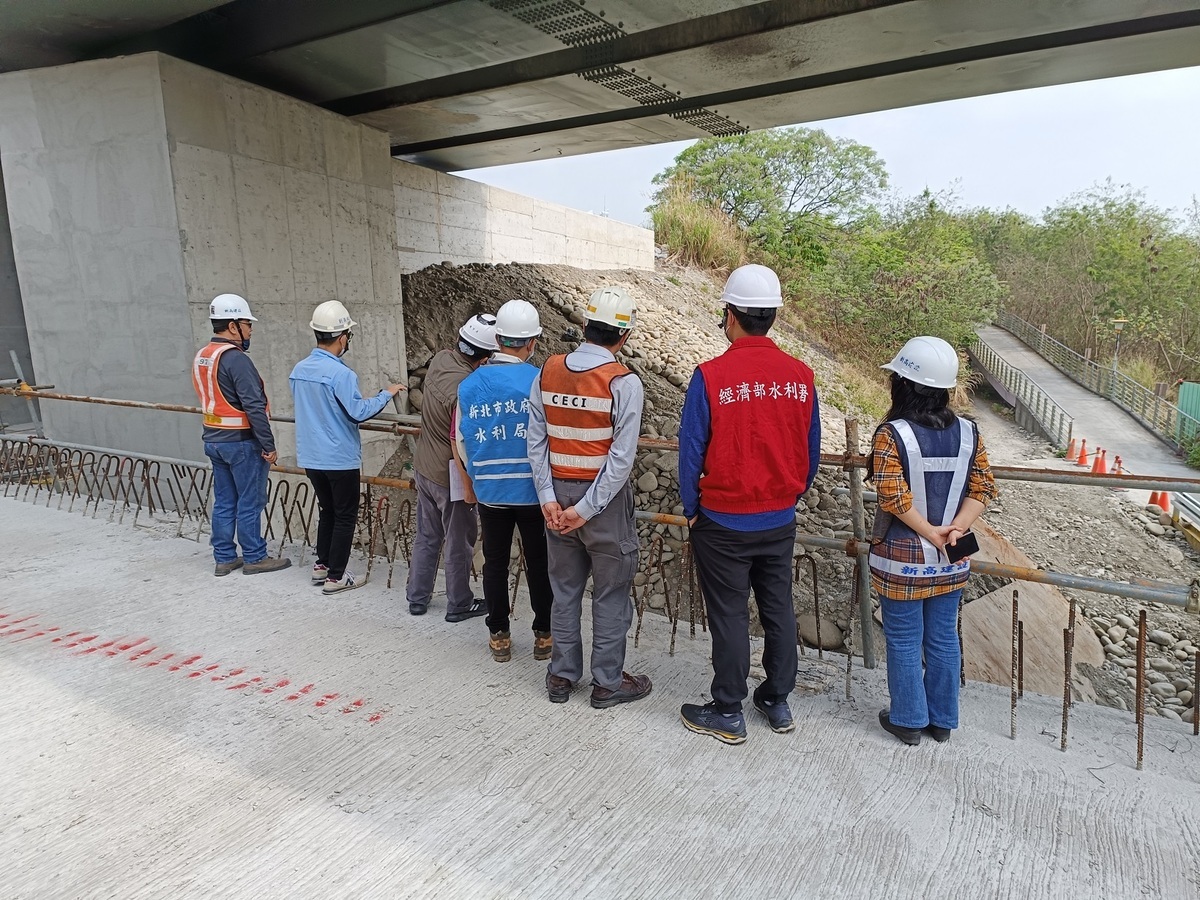 新北市三鶯大橋改建工程－第二期工程案會同技師查核。 圖：新北市水利局提供