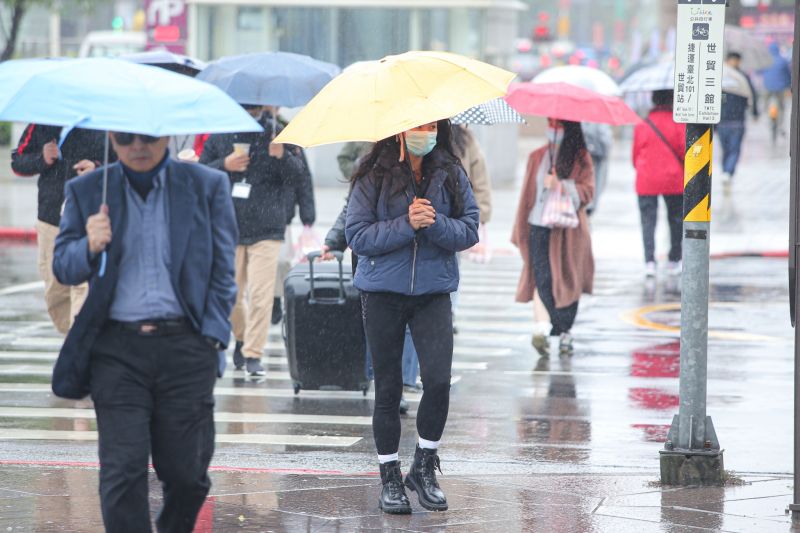 今日是節氣「穀雨」，而字面上的感覺相同，近2天台灣各地受鋒面影響，水氣較多，各地降雨也相當明顯。 圖／記者葉政勳攝