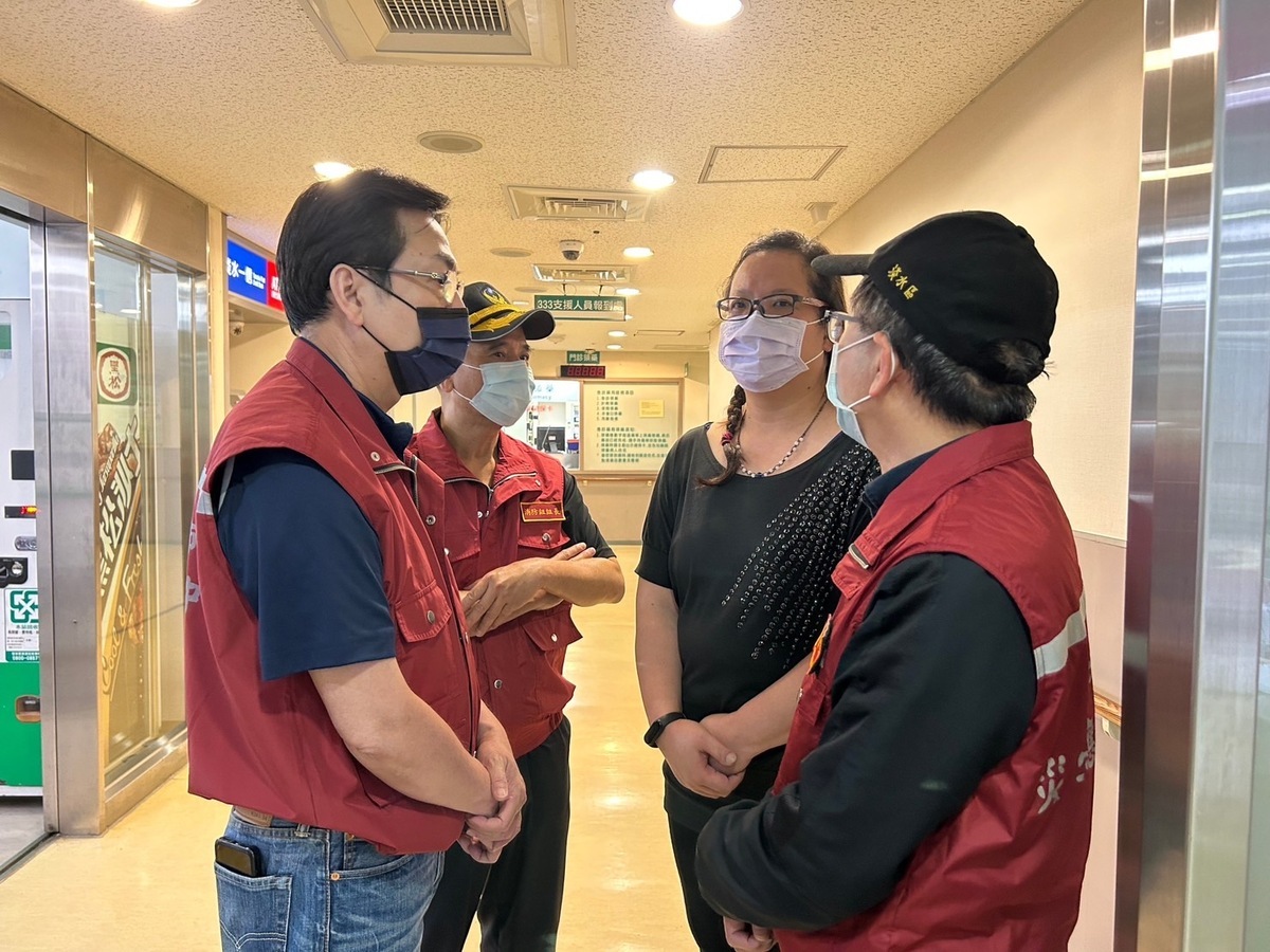 新北市副市長劉和然（左）代表趕赴淡水馬偕醫院慰問火災受災家屬。 圖：新北市社會局／提供