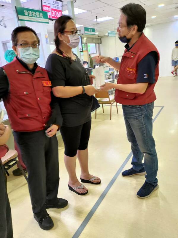 新北市副市長劉和然（右）除先致贈慰問金外，並向家屬表示市府會全力協助料理後事；左為淡水區長巫宗仁。 圖：新北市社會局／提供