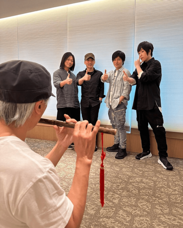 近日周星馳突曬出自己對著五月天吹簫的照片，透露有意組成「六月天」，讓大批粉絲嗨翻。 圖：翻攝自IG＠stephenchow