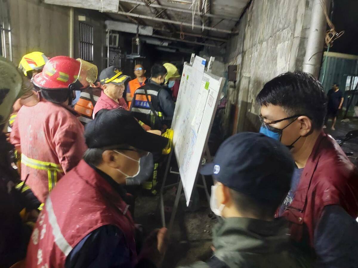 新北市消防局派遣44輛救災車輛、114消防人員投入搶救。 圖：新北市消防局／提供