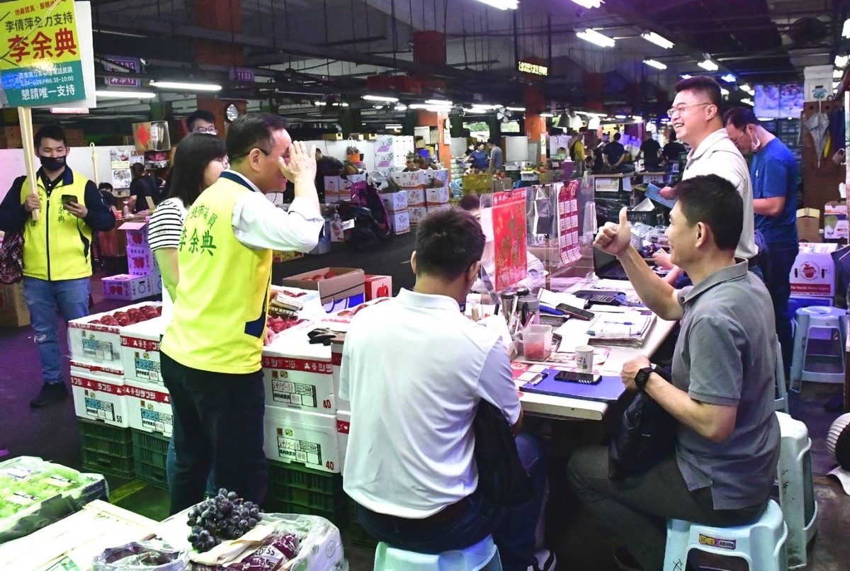 民進黨新北第三選區（三重區）立委初選參選人李余典清晨六點在市議員李倩萍陪同下，到三重果菜市場拜票。 圖：李余典服務處提供