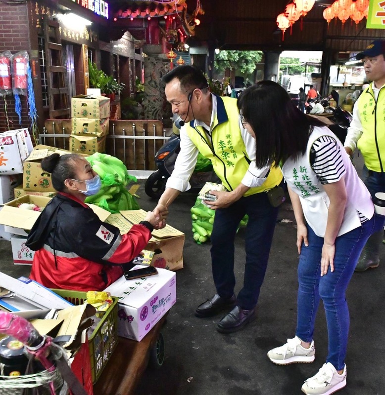 民進黨新北第三選區（三重區）立委初選參選人李余典清晨六點由市議員李倩萍陪同，到三重果菜市場拜票。 圖：李余典服務處提供