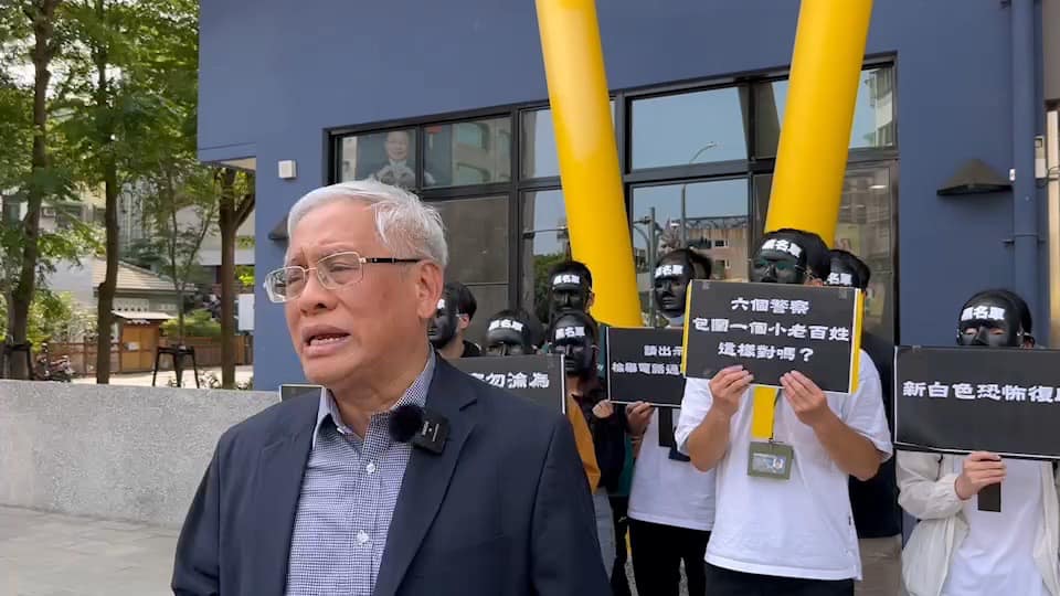 郭倍宏帶領傳說中的V怪客至鼓山分局前陳情，要求分局長說明，人民是否有握手發傳單的自由。(資料照) 圖 : 取自郭倍宏個人臉書