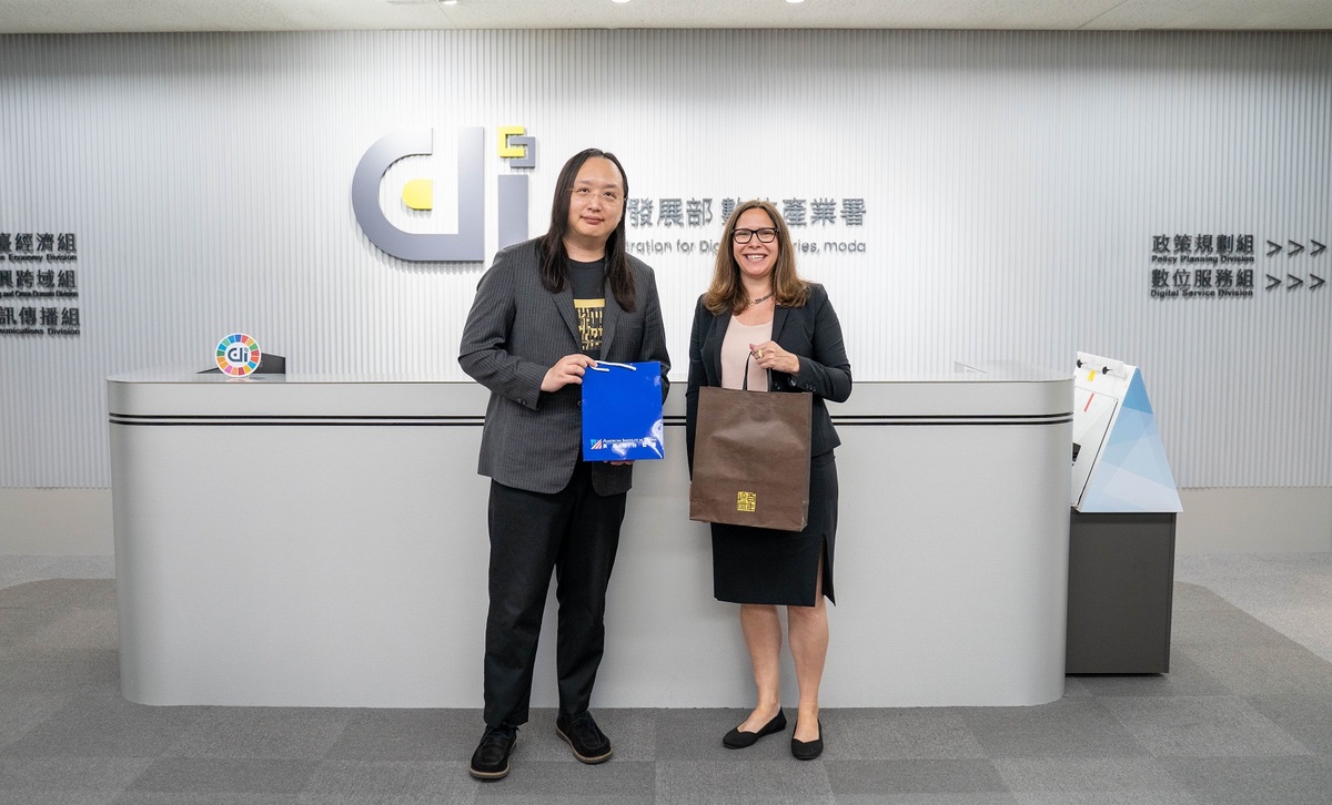 數位發展部長唐鳳昨天和美國在台協會（AIT）主席羅森柏格女士（Laura Rosenberger）會面，雙方就如何深化民主治理及提升全民數位韌性進行廣泛討論，期許未來雙方能有更多的合作機會。 圖：數位部提供