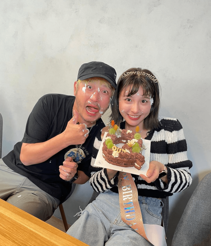 峮峮身上揹著生日壽星彩帶，臉上卻滿是泡沫，連髮型也都相當凌亂。 圖：翻攝自IG＠et_run.news
