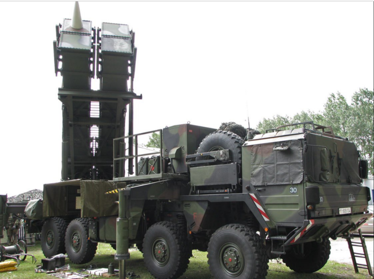 MIM-104 愛國者飛彈是美國雷神公司製造的中程地對空飛彈系統。 它取代勝利女神飛彈與 MIM-23 鷹式飛彈，成為美軍中高空防空武器。 圖：翻攝自 X