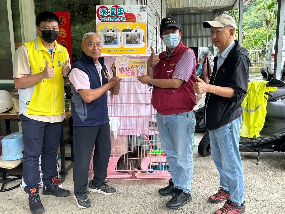 塗潭里辦公室認養小棧成立（左起為公所課長、邱秀雄里長、台灣動督盟理事長王唯治、動保處組長。 圖：新北市動保處