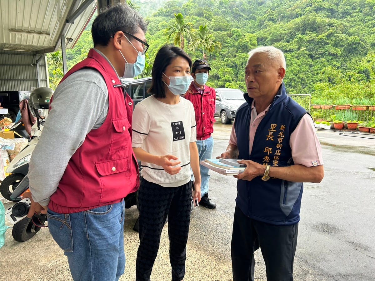 動保處長楊淑方（中）新店動物之家獸醫師向里長邱秀雄說明認養方式。 圖：新北市動保處