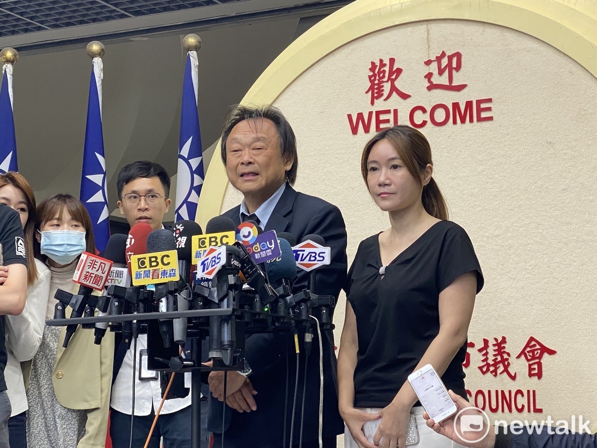 民進黨台北市議員王世堅(右二)、陳怡君下午出面受訪。 圖：周煊惠 / 攝