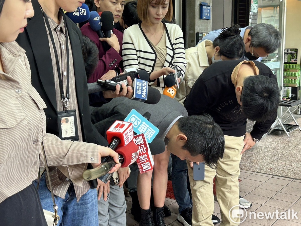 何志偉受訪時向支持者鞠躬。 圖：陳佩君／攝