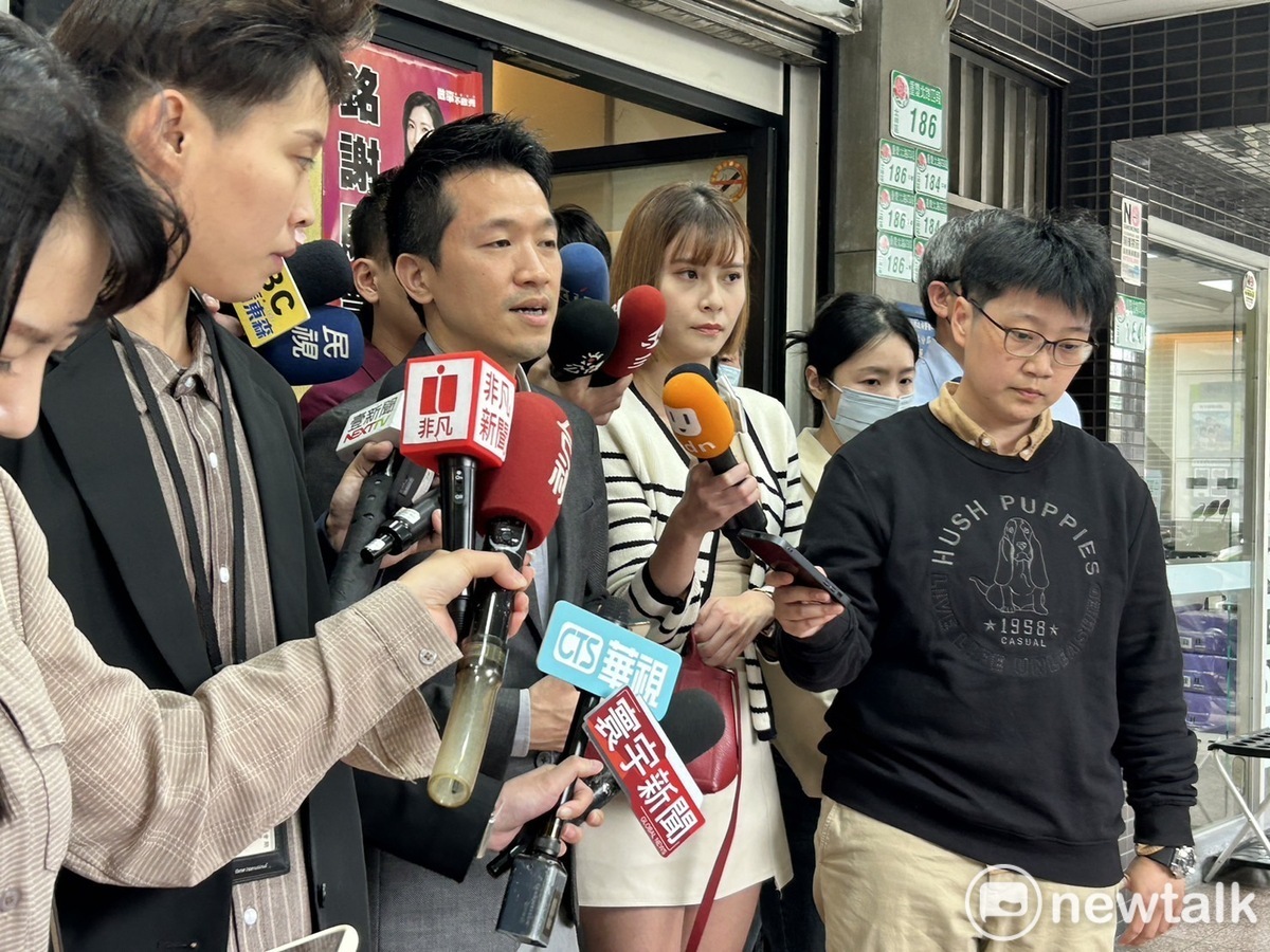 民調由王世堅勝出，何志偉下午接受媒體訪問。 圖：陳佩君／攝