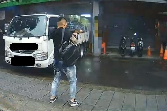 新北土城17歲槍手當眾掃射當鋪 圖:翻攝畫面