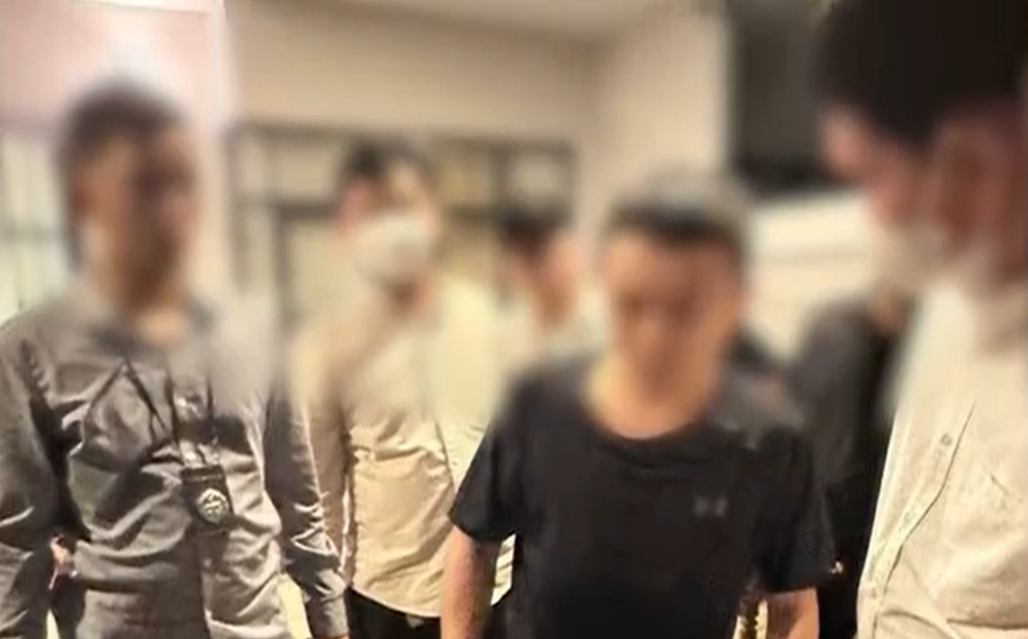 柬埔寨金邊今（20）日有 5 名中國人被起訴，原因是他們綁架勒索一名中國商人，甚至還對他進行虐待。 圖：翻攝自時間視頻