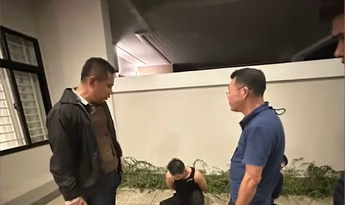 商人在 12 日時於公寓停車場下車時被綁架，他被帶到一處住宅軟禁，期間受到酷刑。 圖：翻攝自時間視頻