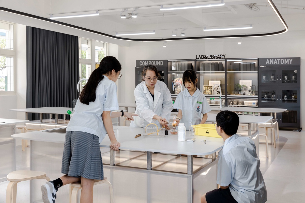 中平國中將老舊實驗室改造為「未來實驗室」，學生分組實驗實況。 圖：台灣設計研究院、空間攝影丰宇影像提供