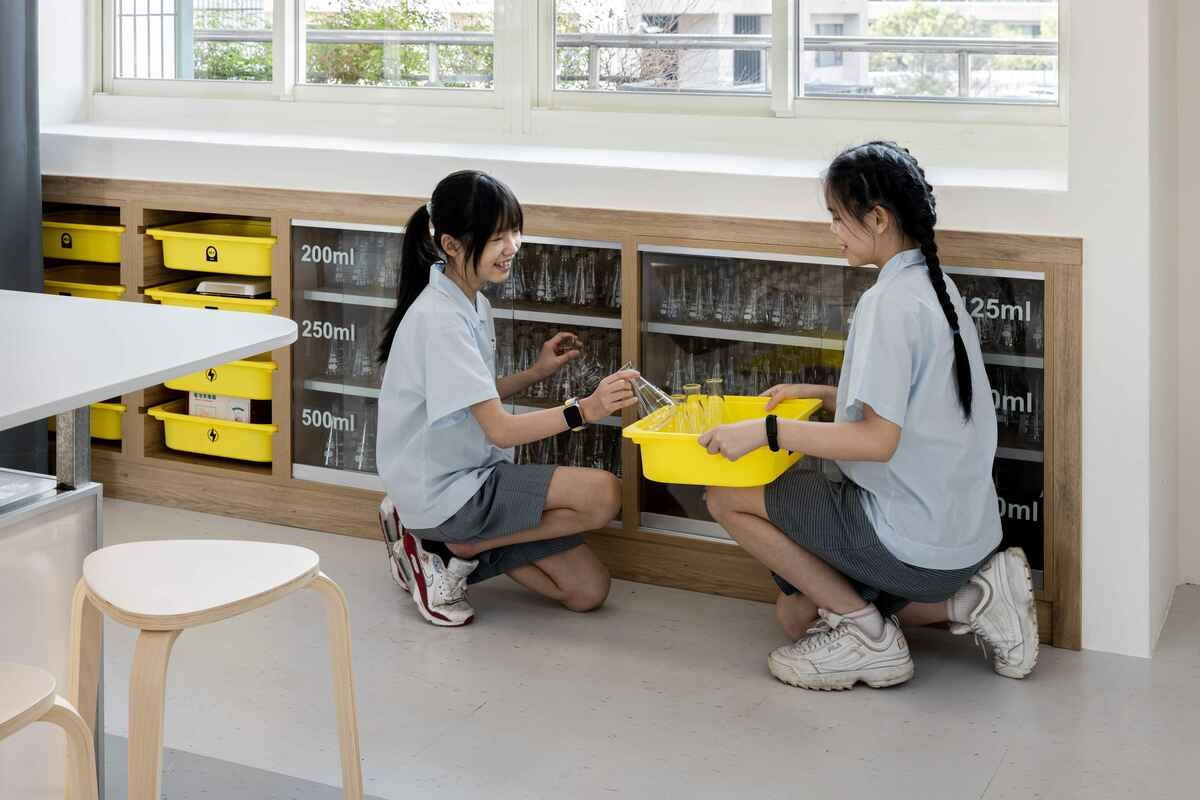中平國中以直觀的「屬性」金屬、玻璃、塑料等類別方式分區收納統整，讓孩子在歸位的同時注意「好收好拿」的重要性，讓美感、整潔落實生活中。 圖：台灣設計研究院、空間攝影丰宇影像提供