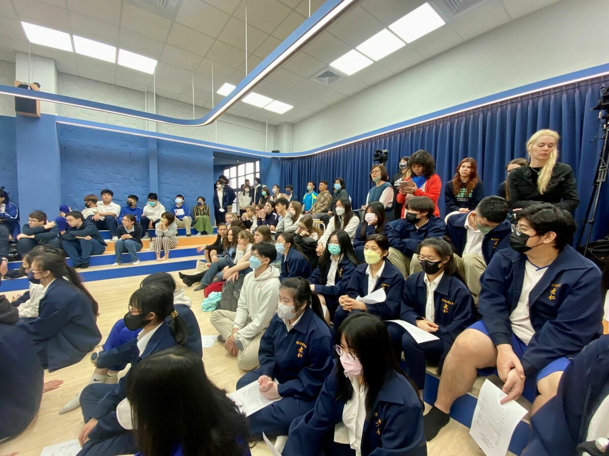 光仁中學音樂教室改造，以深藍、暖橘及木質地板為基調，四周階梯自然成為觀眾座位，親師生一起享受「光音共振場音樂會」。 圖：新北市教育局提供