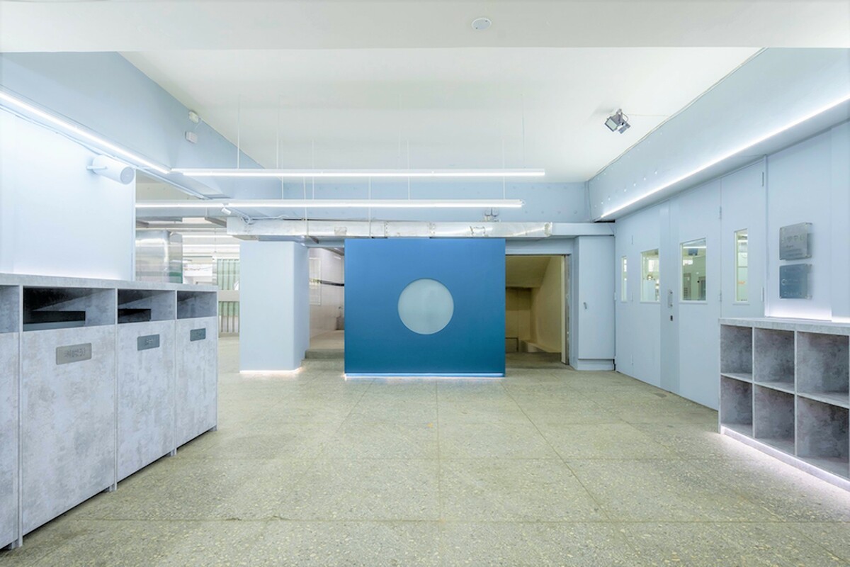 新北高工模具科工具室面向梯間，透過動線梳整及燈光系統規劃，成為美感川廊「收藏合」。 圖：台灣設計研究院、丰宇影像提供