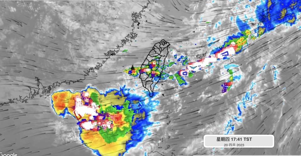 衛星雲圖中台灣的西南邊有一大塊雲雨對流，並未進入台灣。 圖：取自彭啟明臉書