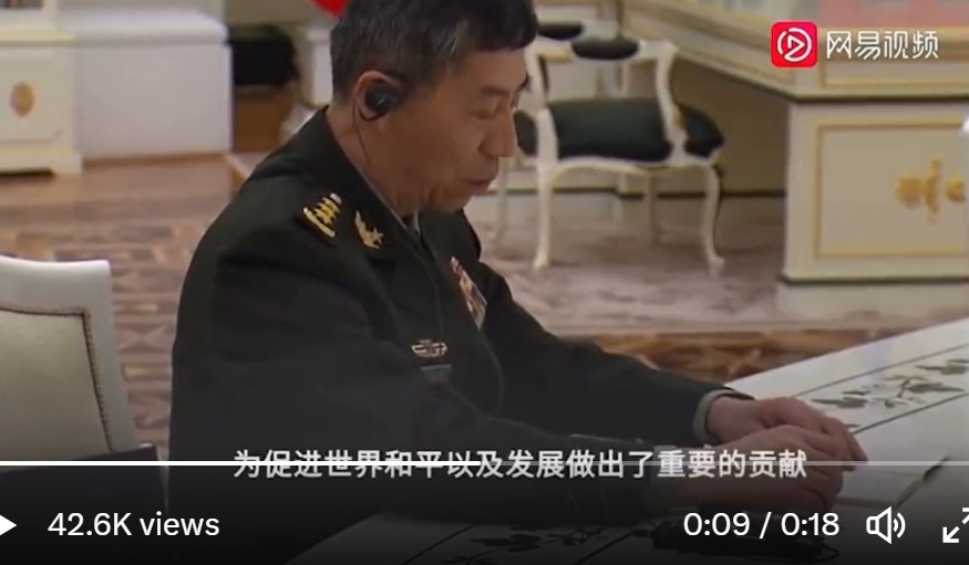 中國國防部長李尚福吹捧因犯下戰爭罪而遭國際刑事法院發布逮捕令的俄羅斯總統普丁「促進世界和平」。 圖：翻攝推特