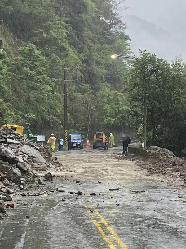 考量安全該路段於昨天晚間7點起封閉道路。而今早經搶修後，封閉路段已於上午6時15分搶通。 圖：翻攝自苗栗縣南庄鄉鄉長羅春蓮臉書