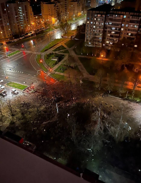 俄羅斯邊境城市貝爾哥羅德（Belgorod）在當地時間 20 日晚間發生了大爆炸，街上被炸出一個大洞。 圖: 翻攝自推特