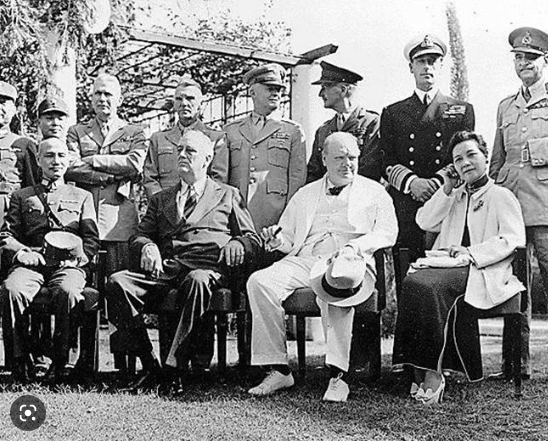在《開羅宣言》 中所提的中國是「中華民國」而非「中華人民共和國」。最左為帶國軍撤守台灣的蔣介石，最右為其夫人蔣宋美齡。 圖 : 翻攝自維基百科