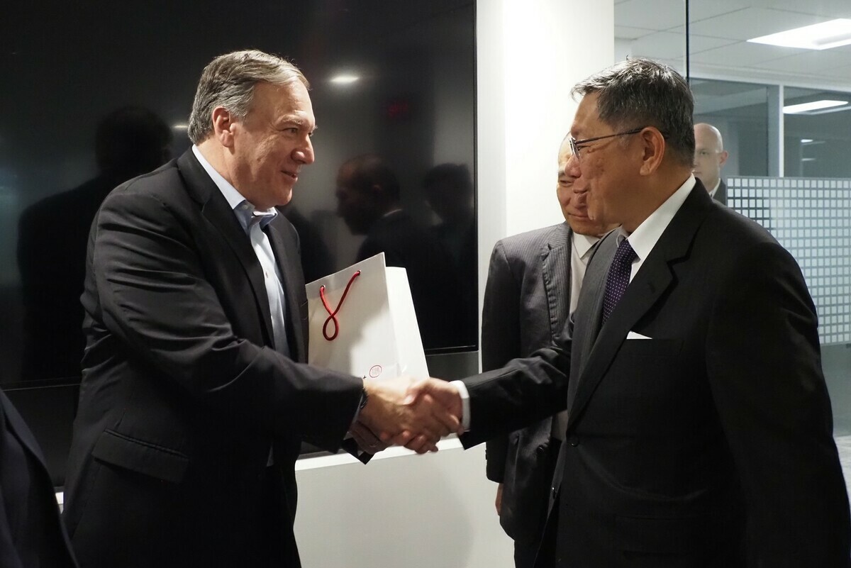 民眾黨主席柯文哲訪華府見美國前國務卿蓬佩奧。 圖：翻攝柯文哲臉書
