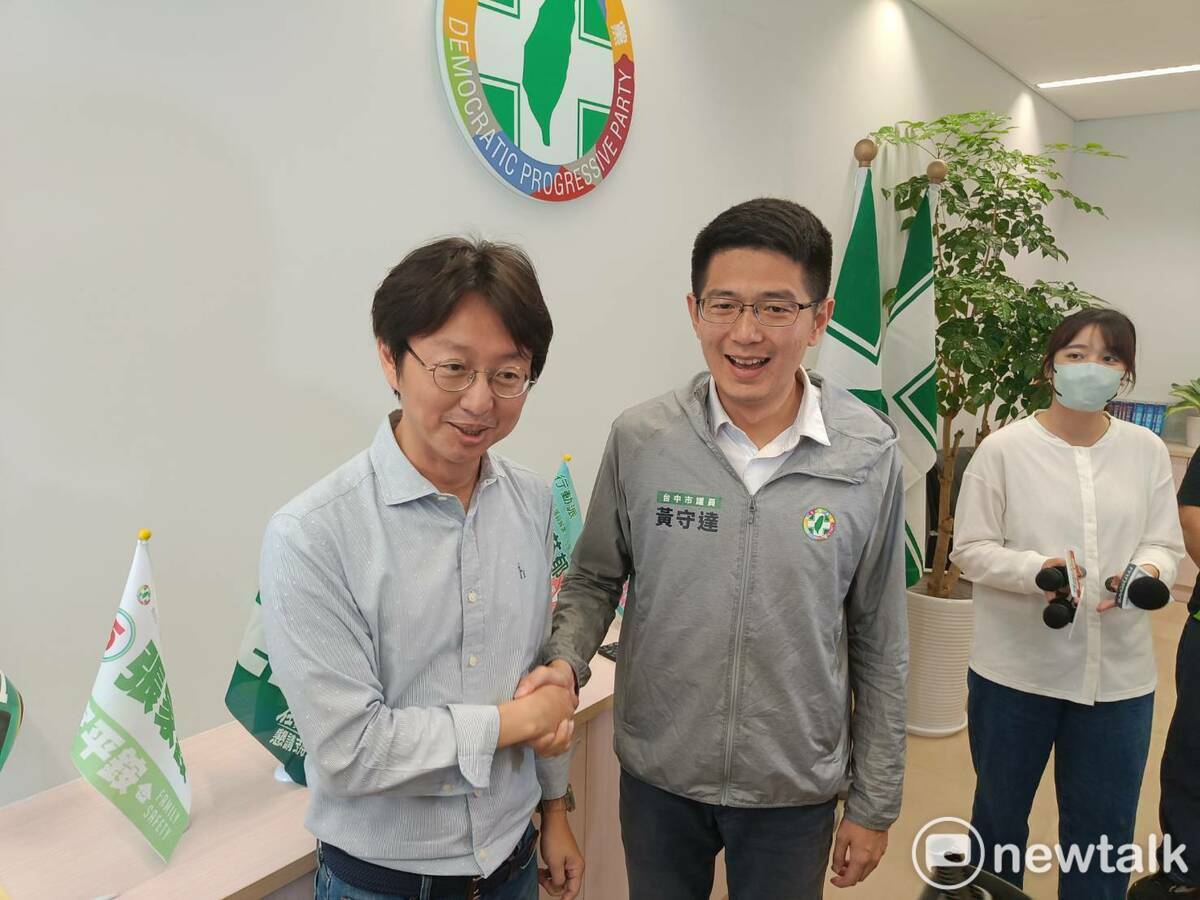落敗的黃守達很有風度的向江肇國恭喜。 唐復年/攝