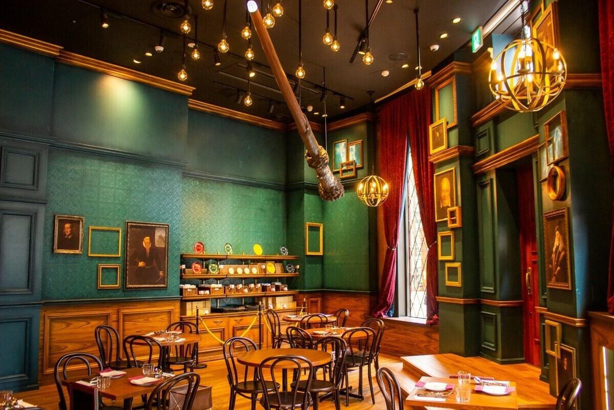 Harry Potter Café店內琳瑯滿目的陳設，哈利波特迷馬上發現無數熟悉的元素，瞬間進入哈利波特魔法世界。 圖：東京觀光事務所／提供