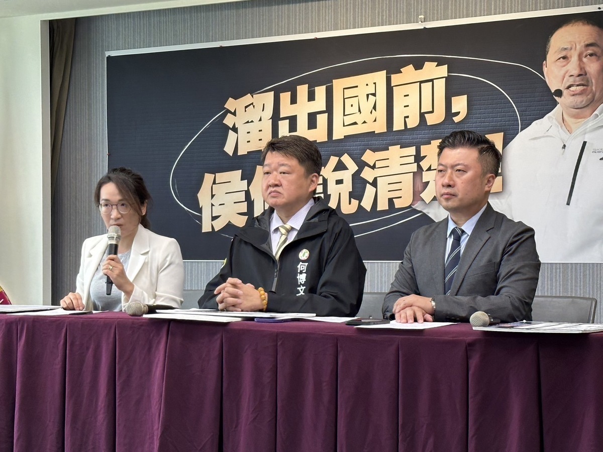顏蔚慈（左）表示，她致電新北人事處長林正壹，林回覆侯訪新加坡行程是臨時安排，事前沒有掌握，痛批侯根本是為了要躲避「500萬搓圓仔湯」爭議，甚至不惜公然扯謊。 圖：民進黨提供