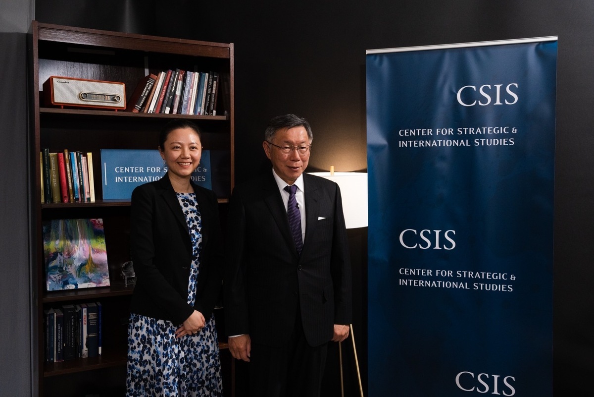 民眾黨主席柯文哲與戰略與國際研究中心（Center for Strategic and International Studies）耶魯大學政治學博士Bonny Lin對談。 圖：民眾黨 / 提供