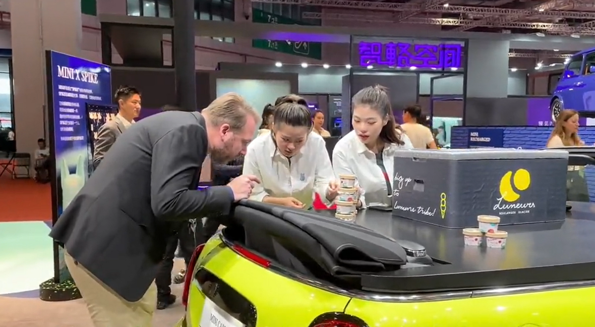 BMW MINI車商遭爆，上海參展發放冰淇淋只給外籍人士。 圖 : 擷取自微博
