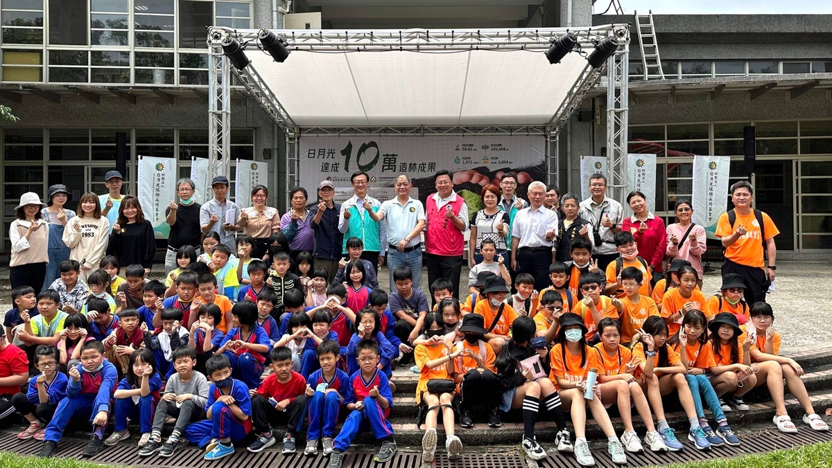 東光國小、水里國小兩校師生與東光村地方士紳一同見證日月光環基會達成造林10萬里程碑。 圖：財團法人日月光環保永續基金會提供