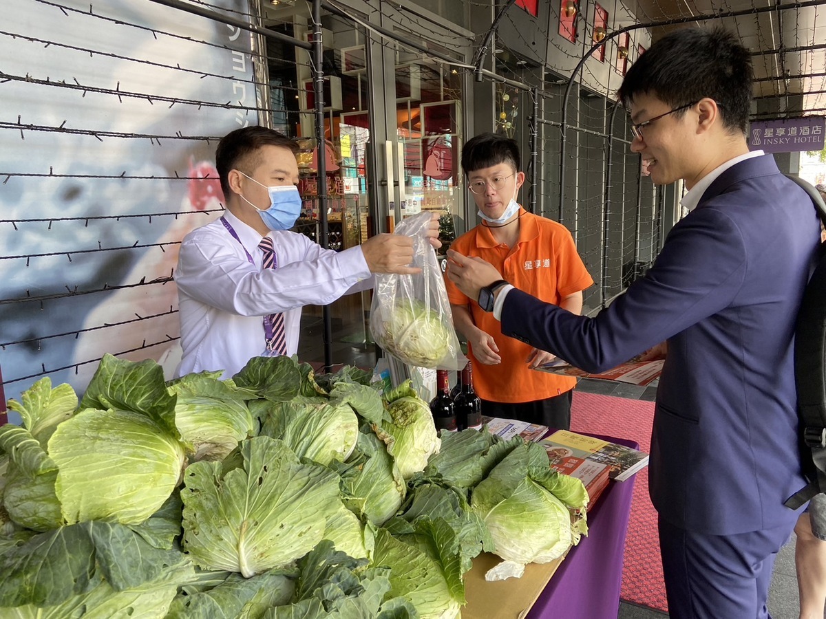 星享道酒店集團在旅展期間在飯店現場每天兩時段，發送高麗菜2400顆給大台中居民，一起用行動挺菜菜農。 星享道酒店集團/提供