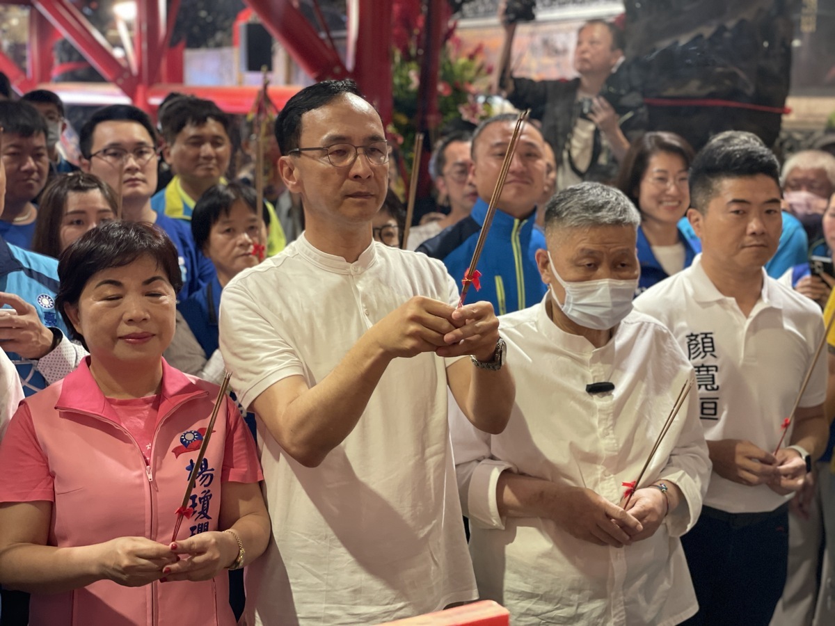 國民黨主席朱立倫在顏清標、前立委顏寬恒、立委楊瓊瓔等人陪同下，於大甲鎮瀾宮上香祈福。 圖：國民黨文傳會/提供