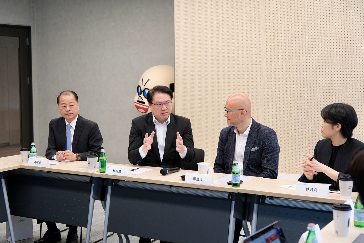 內政部長林右昌今（21）日率警政署長黃明昭前往拜會通訊軟體LINE。 圖：內政部提供