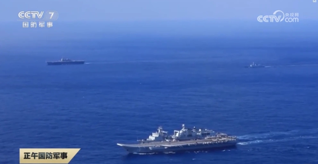 解放軍航母遼寧艦戰鬥群進行遠航訓練。 圖 : 翻攝自央視