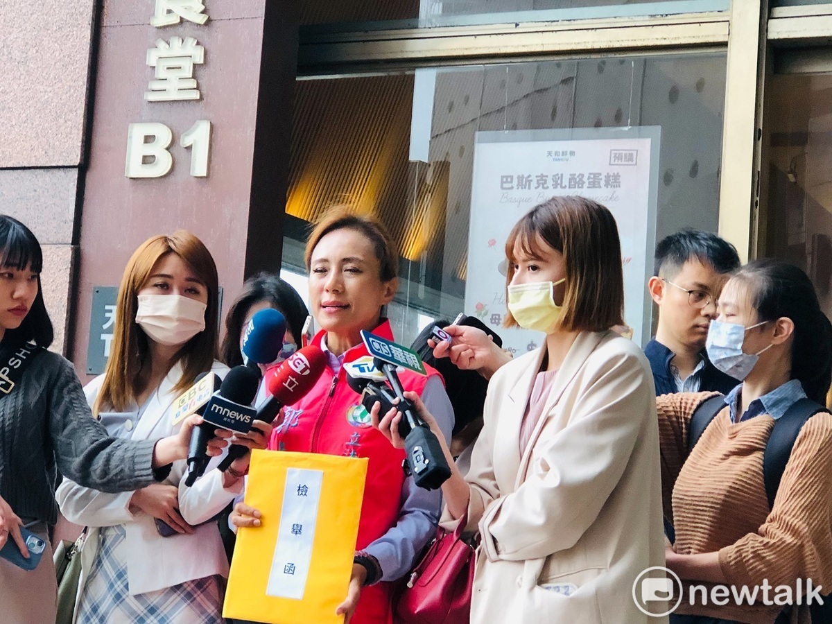 民進黨台南市第一選區立委初選參選人、前台南市觀旅局長郭貞慧今（21）天下午北上黨中央正式檢舉賴惠員涉嫌南部地區光電爭議，並涉入不當利益的嚴重違法行為。 圖：謝莉慧/攝