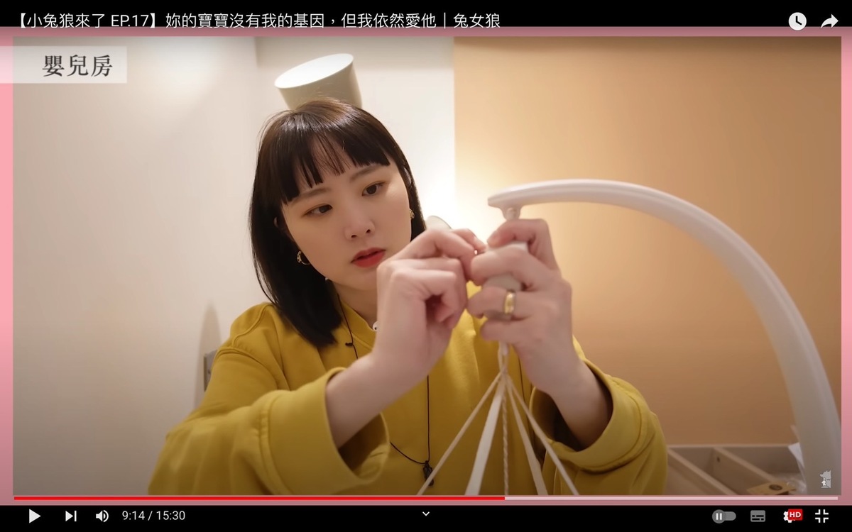 狼親自佈置恭禧的嬰兒房。 圖：翻攝自兔女狼YT頻道