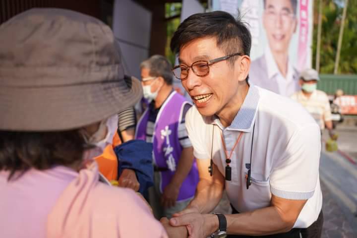 鍾佳濱(右)民調勝出，篤定代表民進黨尋求連任。 圖：翻攝鍾佳濱臉書