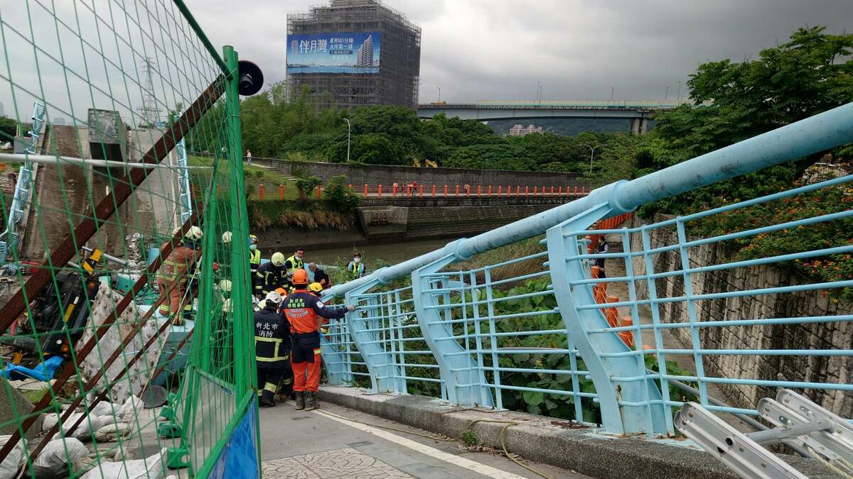 五股觀音坑溪橋改善工程，目前正進行橋梁吊索抽換作業，今天下午發生橋面版傾斜倒塌。 圖：新北市消防局/提供