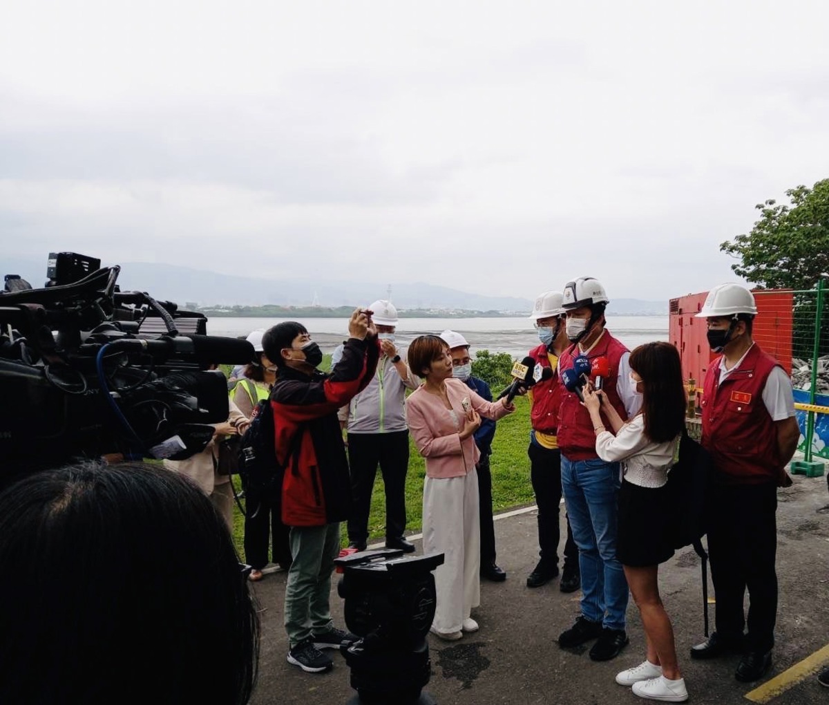 副市長朱惕之、水利局長宋德仁、高灘處長張修銘都迅速趕往現場處理。 圖：新北市高灘處/提供