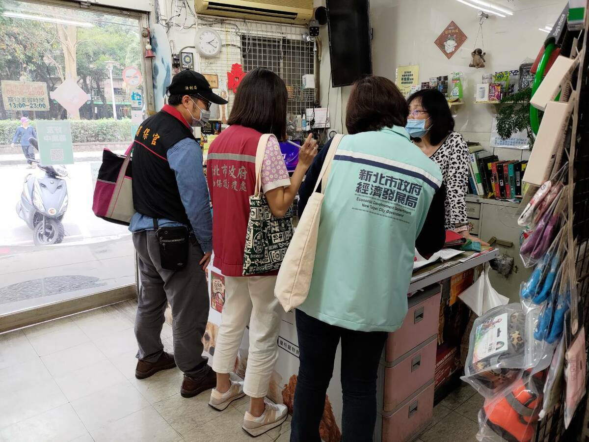 新北市動保處偕經發局及消保官聯合稽查，守護毛寶貝食安。 圖：新北市動保處提供