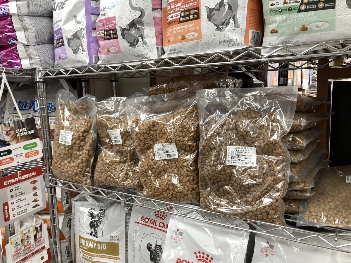 寵物食品分裝標示不全。 圖：新北市動保處提供