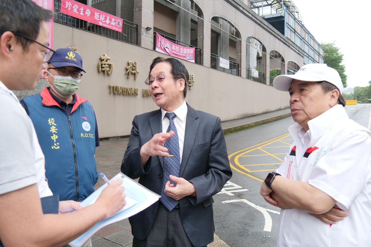 交通局長鍾鳴時（右）與東南科大校長李清吟（中）現場勘查了解學生通學需求。 圖：新北市交通局提供